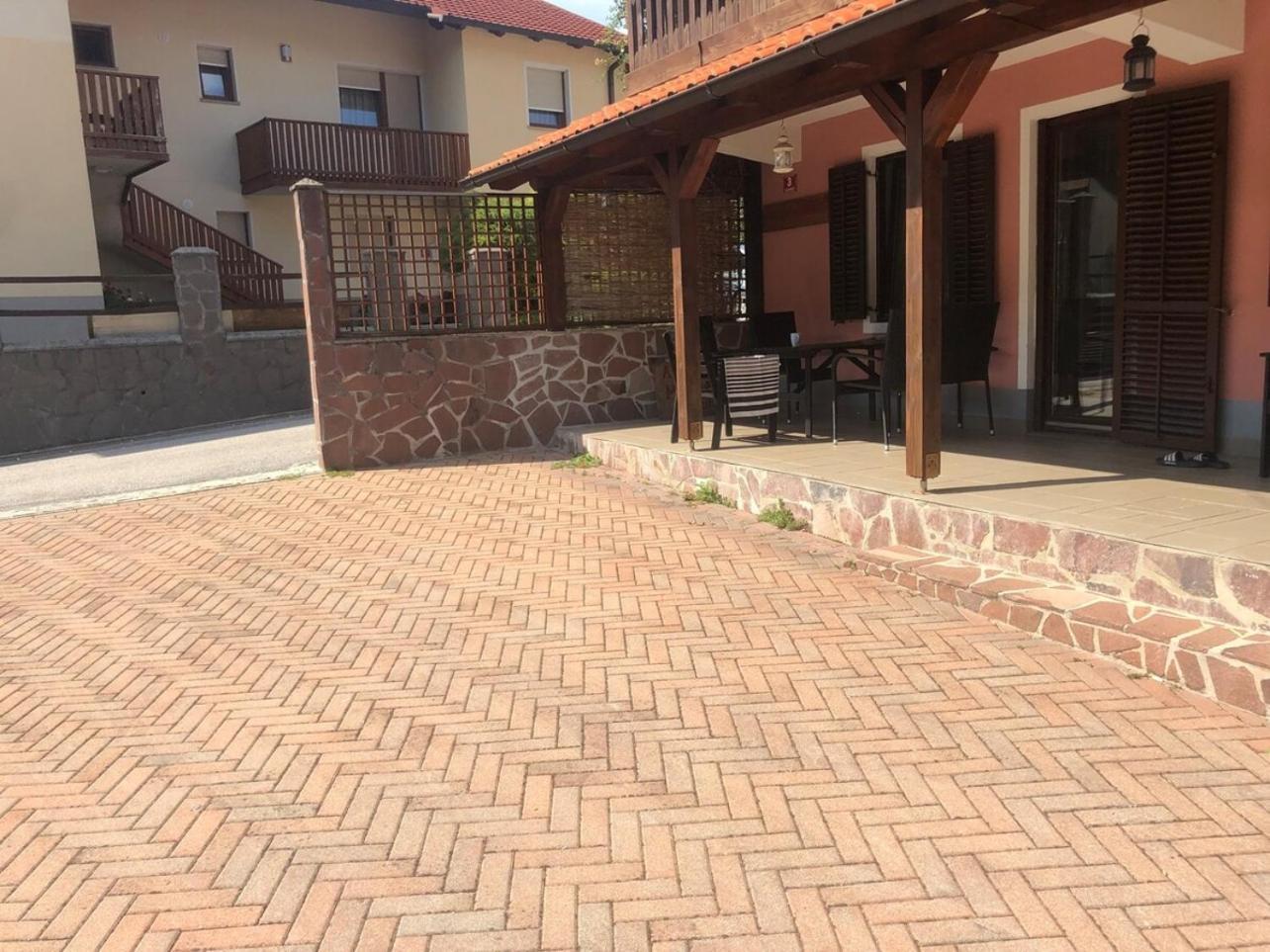 House Maharac With 3 Apartments Till 18 Persons Kamno Exteriér fotografie